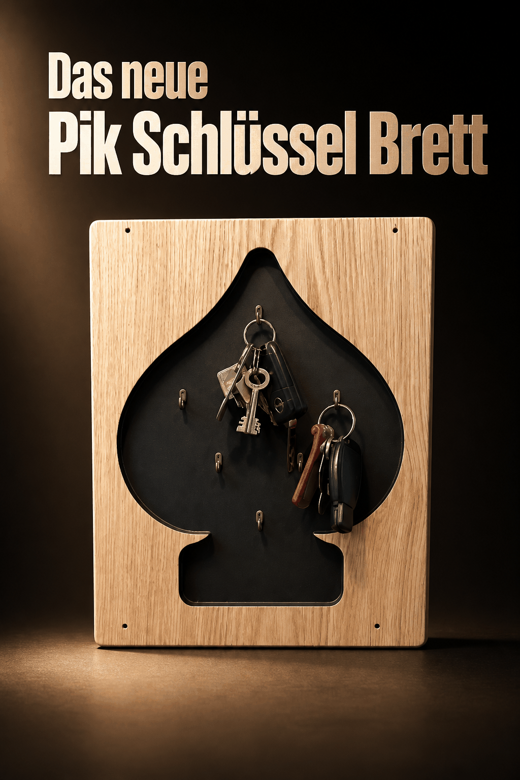 Elegantes Pik Schlüsselbrett aus Eichenfurnier mit Queen of Spades Design für stilvolle Ordnung im Zuhause