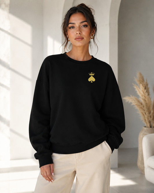 Queen of Spades Damen Bio-Sweatshirt mit Pik Spade-Logo in Schwarz, weicher Rundhals-Pullover aus Bio-Baumwolle für Streetwear und Alltag