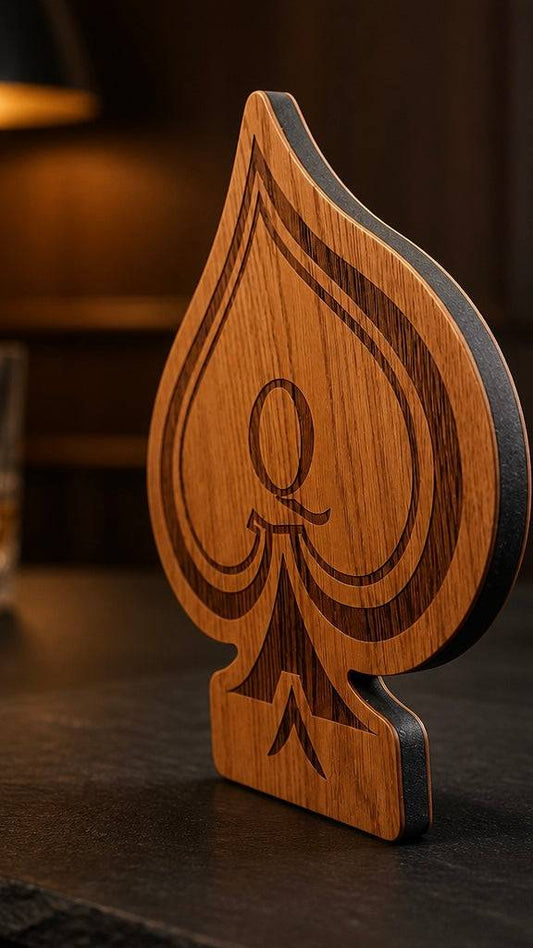 Queen of Spades Servierbrett aus Eichenholz mit schwarzem Kern und exklusiver Lasergravur