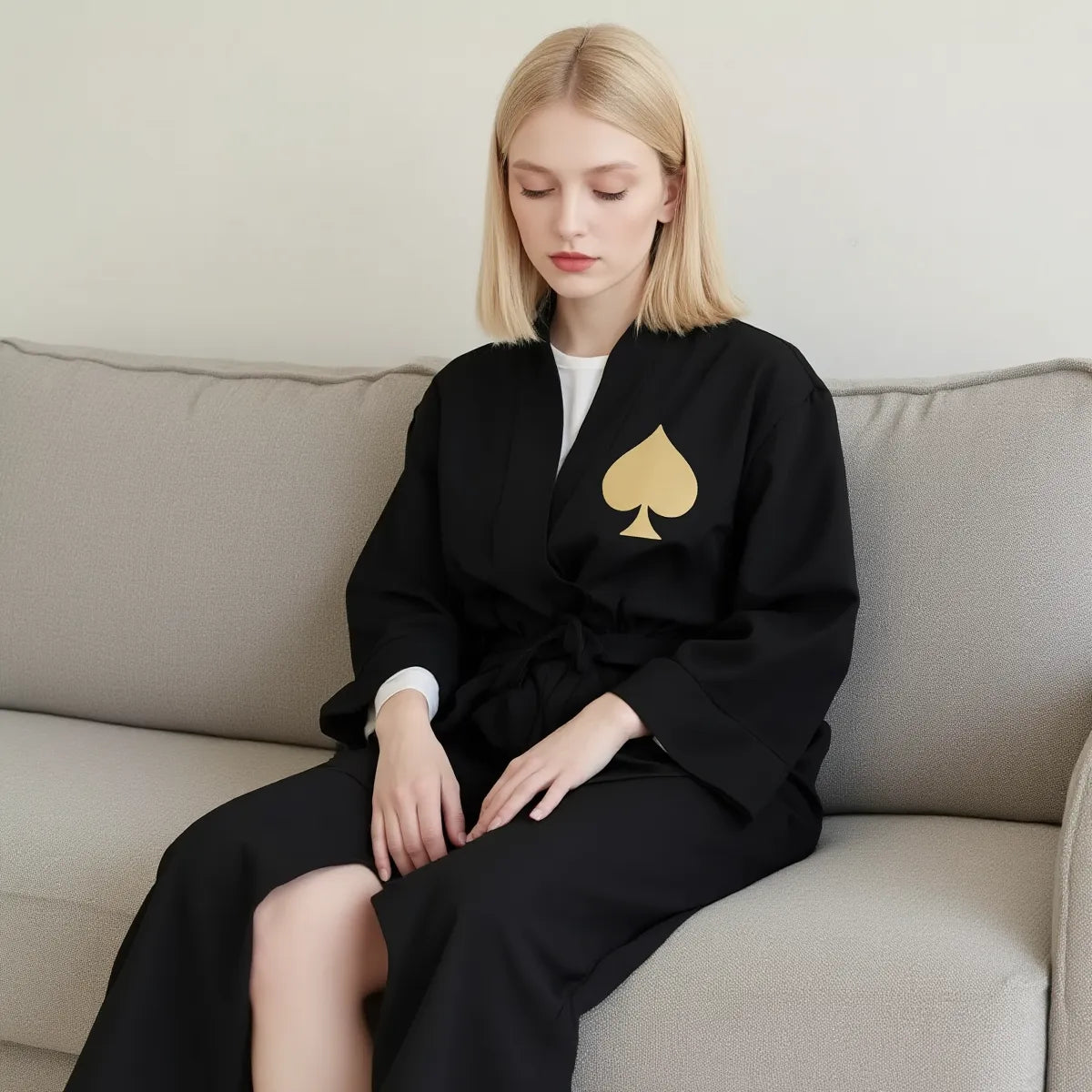 Queen of Spades Satin Kimono Sitzende Frau sofa
