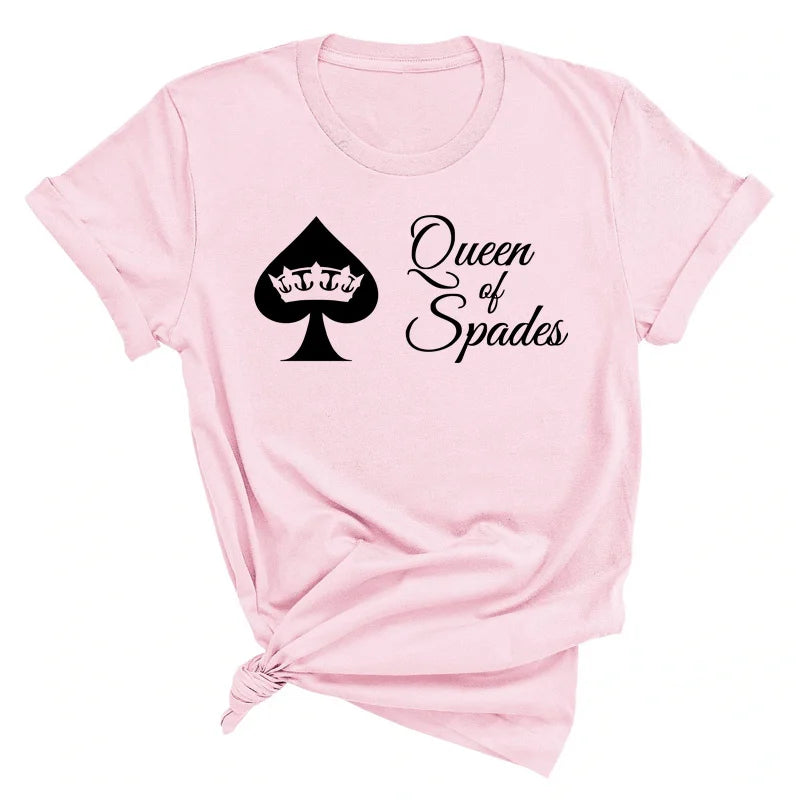 Pinkes T-Shirt mit Pik, und Krone Symbol und Queen of Spades Aufschrift