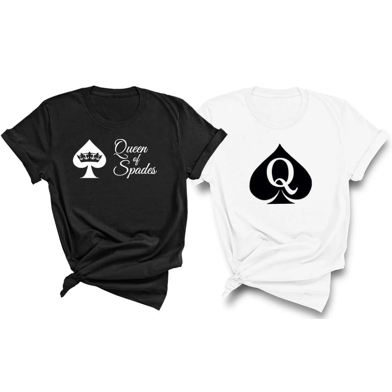 Schwarz und weißes T-Shirt auf weißem Hintergrund mit Pic, Symbol Q und Queen of Spades Aufschrift