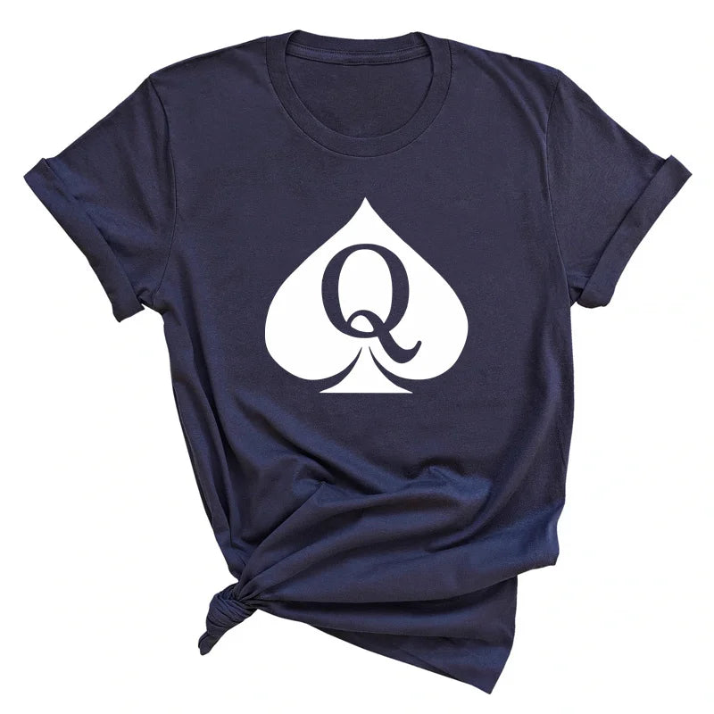 Blau T-Shirt auf weißen Hintergrund mit Pik Symbol Q Pink T-Shirt auf weißen Hintergrund mit Pik Symbol Q