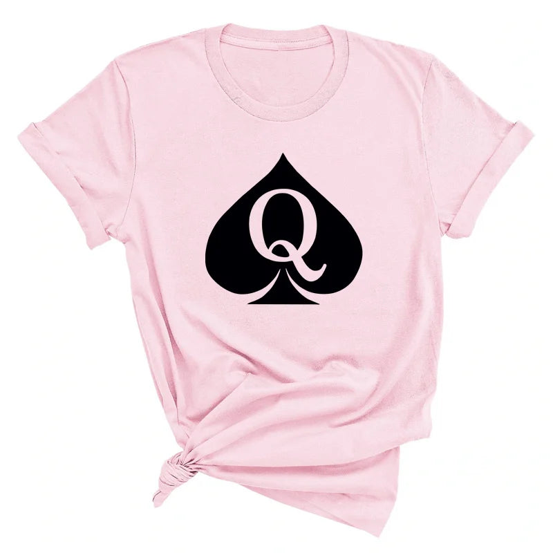 Pink T-Shirt auf weißen Hintergrund mit Pik Symbol Q