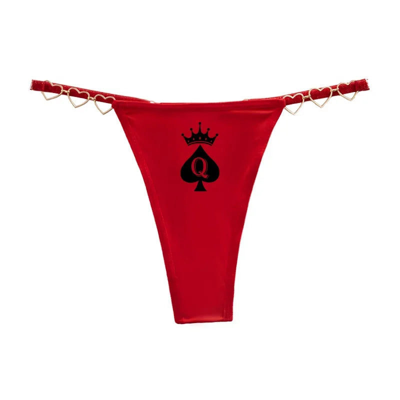 Roter Tanga auf weißen Hintergrund mit schwarzen Pik Symbol Krone