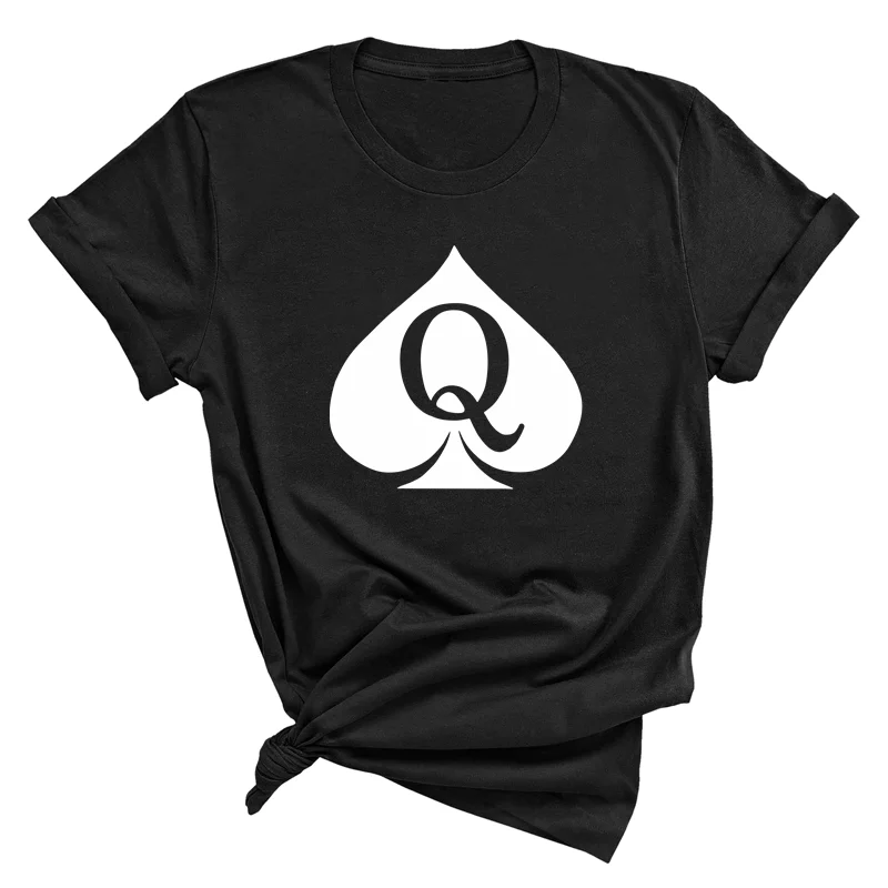 Schwarz  T-Shirt auf weißen Hintergrund mit Pik Symbol  Q