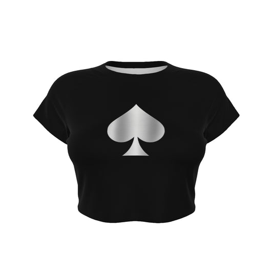 Silbernes Pik-Symbol auf der Brust eines schwarzen Queen of Spades Crop Tops aus Mikrofaser, figurbetont und luxuriös gestaltet.
