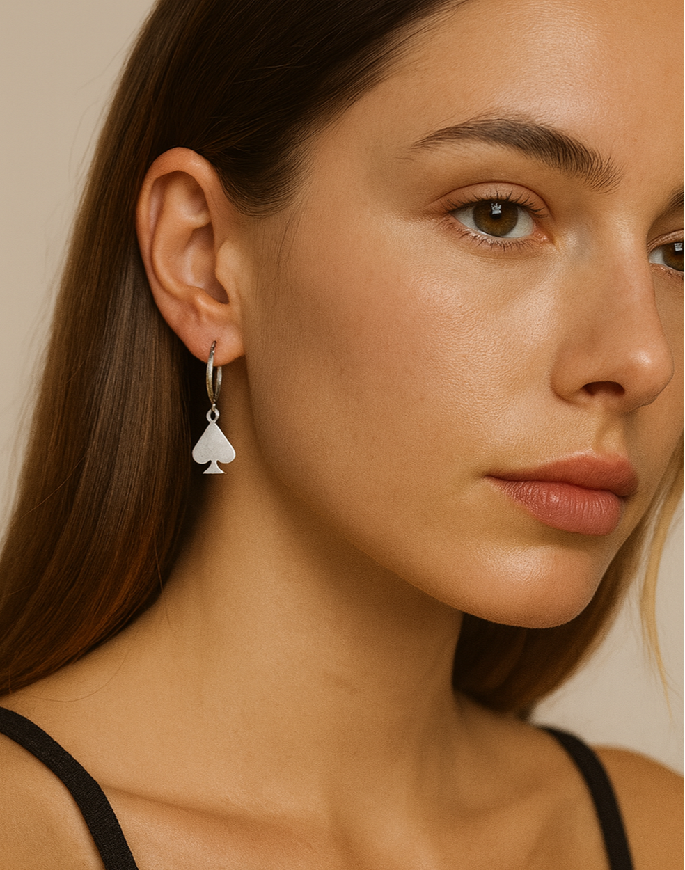 Am Ohr Silbernen 
Pik Ohrring an Model getragen 