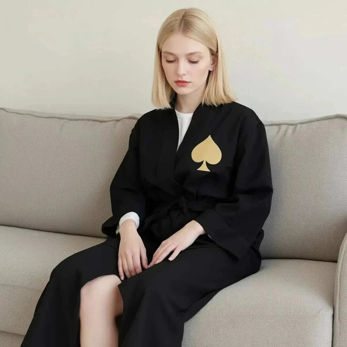 Eleganter Queen of Spades Satin Kimono mit abnehmbarem Taillengürtel und weichem, fließendem Stoff
