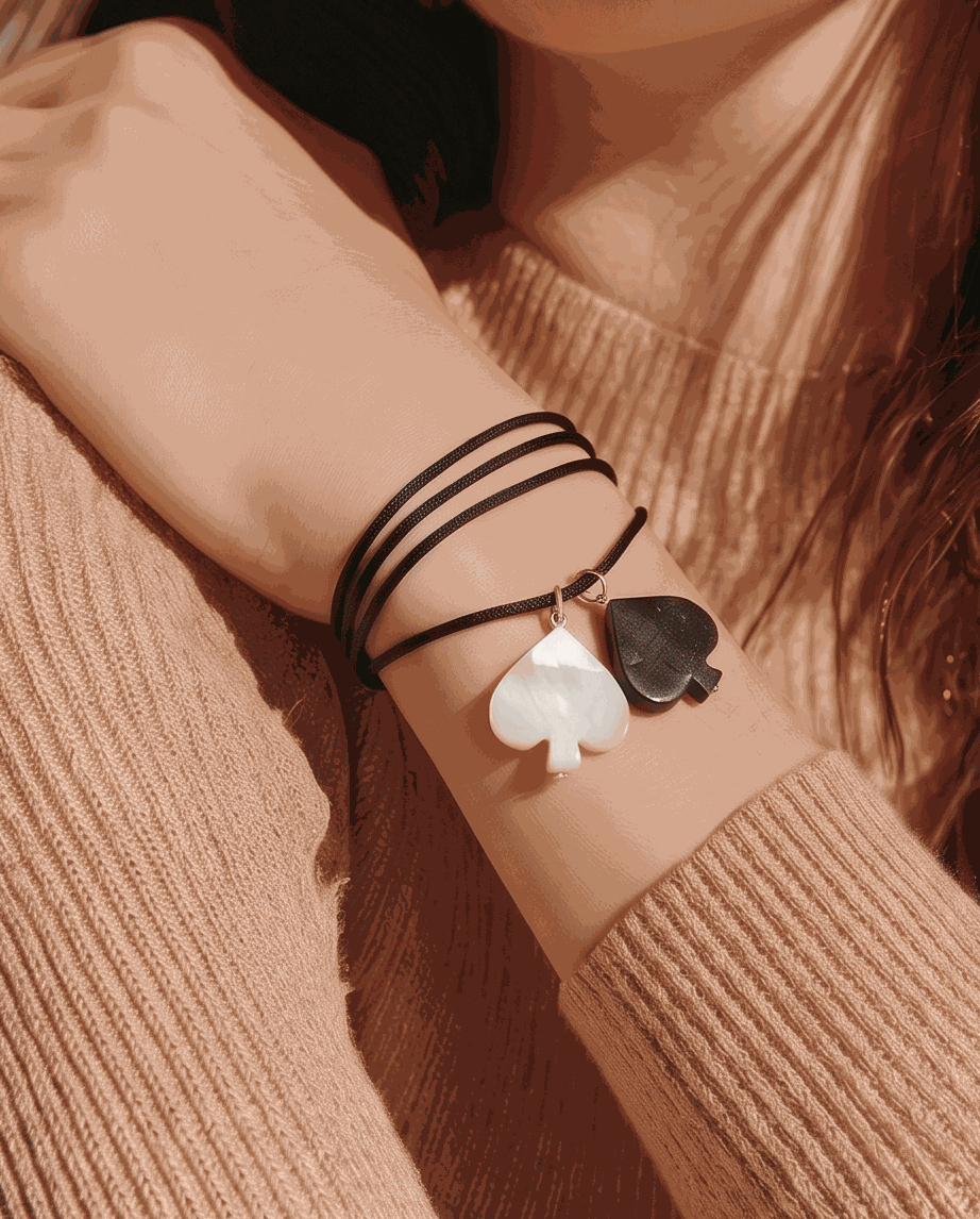 Queen of Spades Pik Muschel Armband aus Bio-Baumwolle mit ikonischem Pik-Motiv und natürlicher Muschel