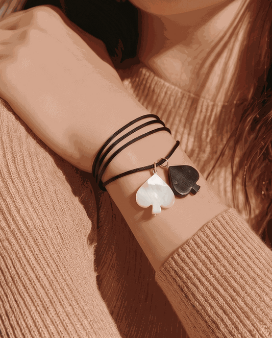 Queen of Spades Pik Muschel Armband aus Bio-Baumwolle mit ikonischem Pik-Motiv und natürlicher Muschel