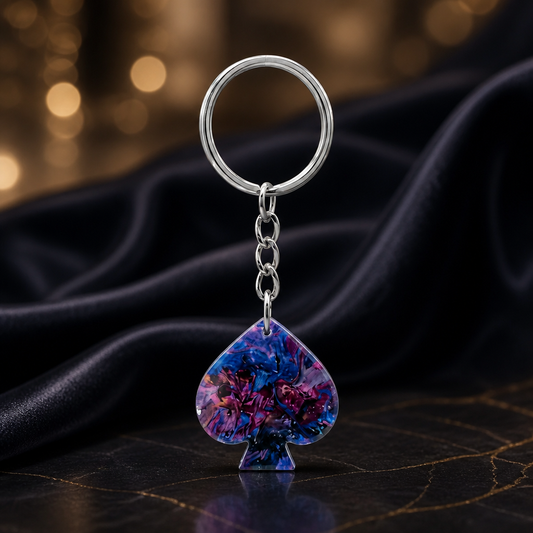 Queen of Spades Schlüsselanhänger aus Kunstharz mit einzigartiger Marmorierung und Pik-Design