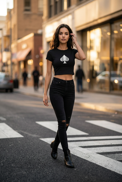 Frau trägt Queen of Spades Luxus Crop Top mit freiliegender Taille und Raglanärmeln in sportlich-elegantem Look