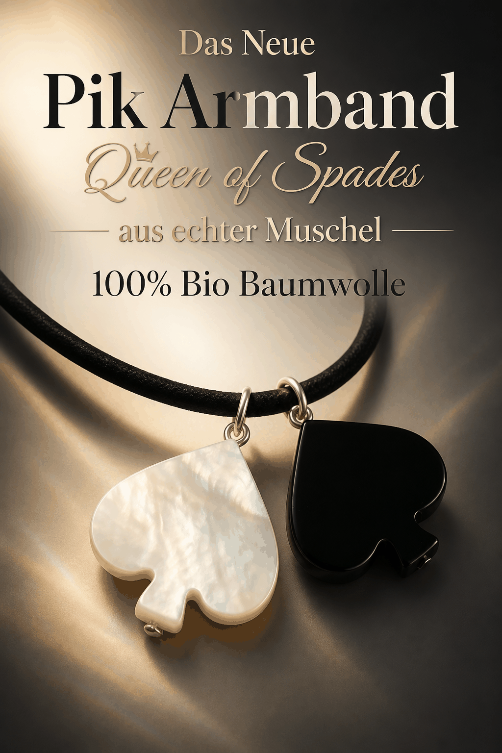 Queen of Spades Muschel-Armband aus Bio-Baumwolle mit ikonischem Pik-Design und natürlicher Muschel.