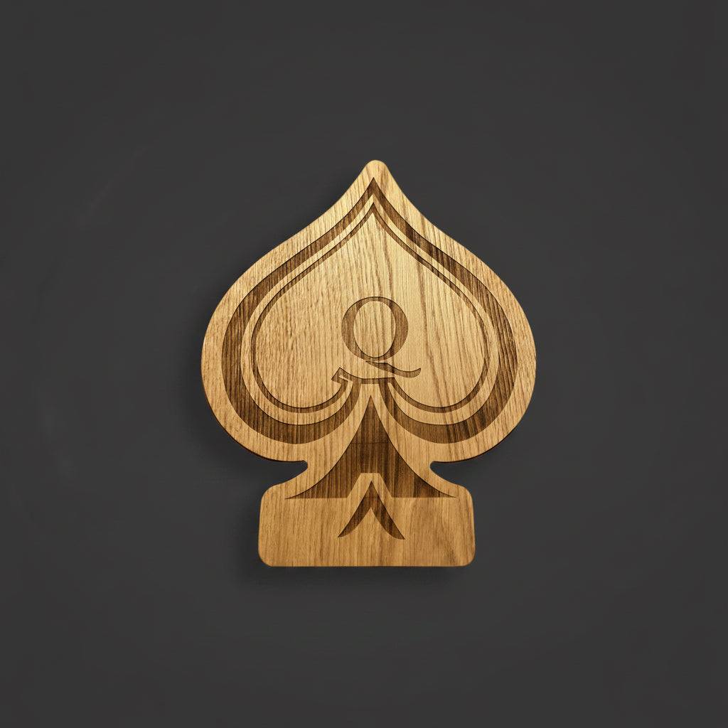 Queen of Spades Servierbrett aus Eichenholz mit schwarzer MDF-Kern und eleganter Lasergravur