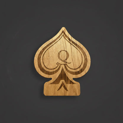 Queen of Spades Servierbrett aus Eichenholz mit schwarzer MDF-Kern und eleganter Lasergravur