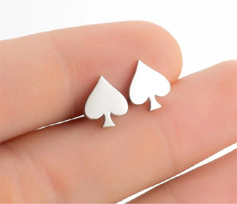 Silberner Pik Ohrstecker auf Handfläche dargestellt ￼