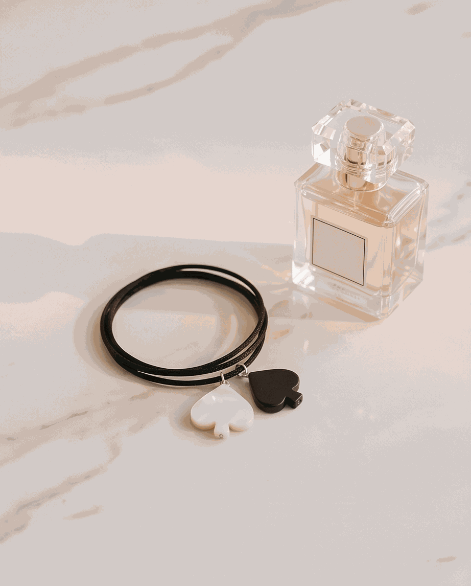Queen of Spades Pik Muschel-Armband aus Bio-Baumwolle mit ikonischem Pik-Design und natürlicher Muschel, größenverstellbar und hautfreundlich