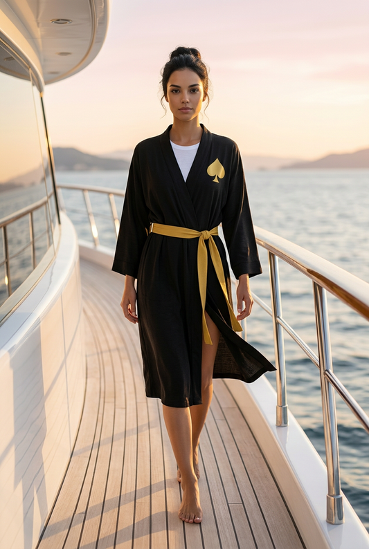 Queen of Spades Satin Kimono mit abnehmbarem Taillengürtel, elegante feminine Silhouette aus weichem, leichtem Material