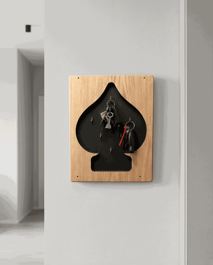 Pik Schlüsselbrett „Queen of Spades“ Eichenfurnier Holz Eleganz Accessoires