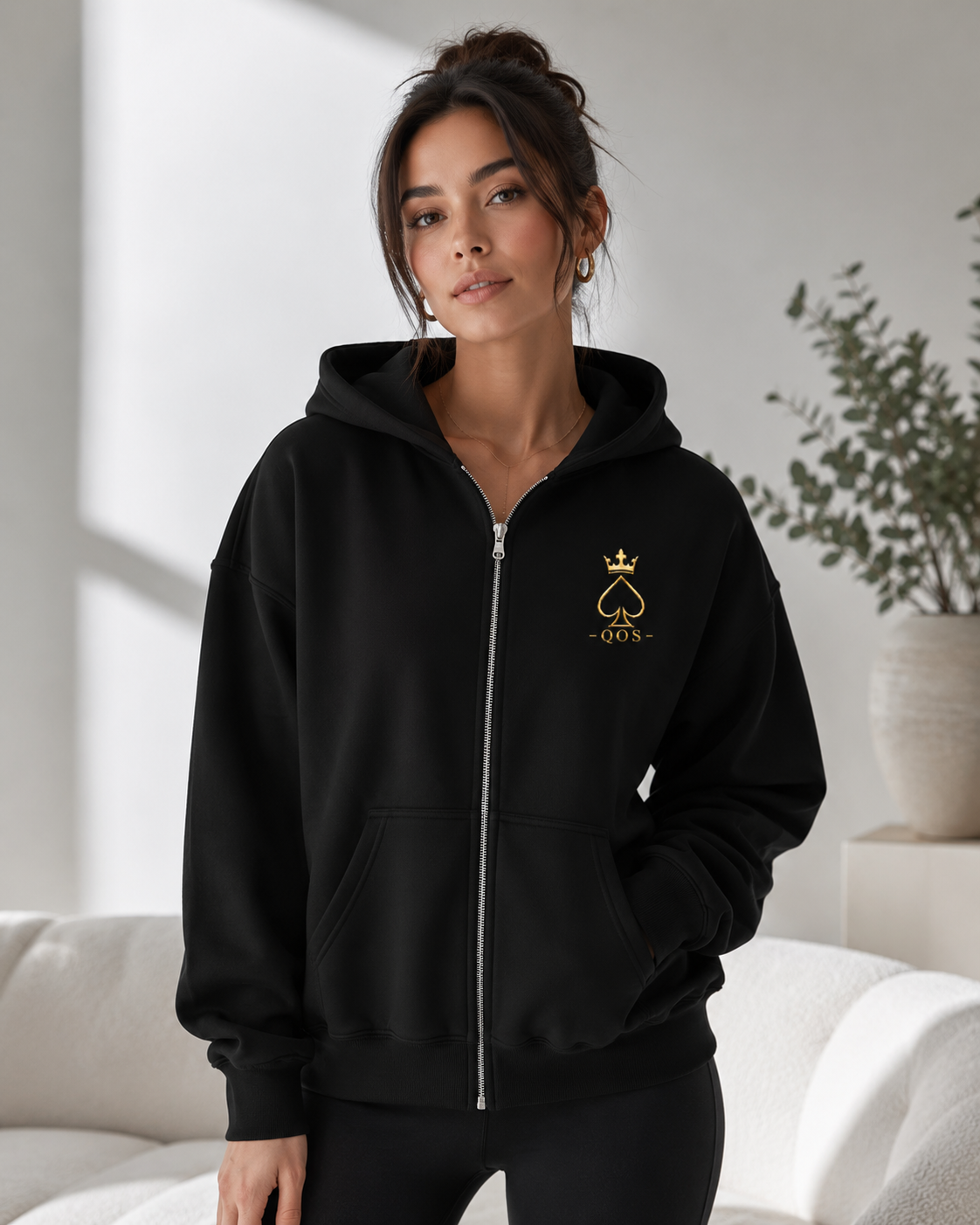 Schwarze Queen of Spades Unisex Kapuzenjacke mit Reißverschluss und dezentem Spade-Logo aus weichem Fleece