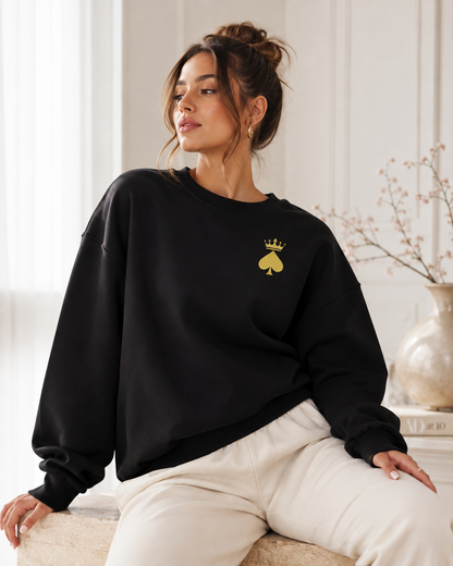 Queen of Spades Damen Sweatshirt mit rundem Ausschnitt und dezentes Pik Spade-Logo
