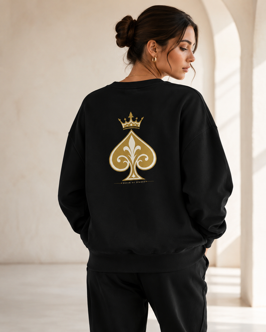 Queen of Spades Damen Sweatshirt mit Pik Spade-Logo, Bio-Baumwolle, Rundhalsausschnitt und Fleece-Innenseite