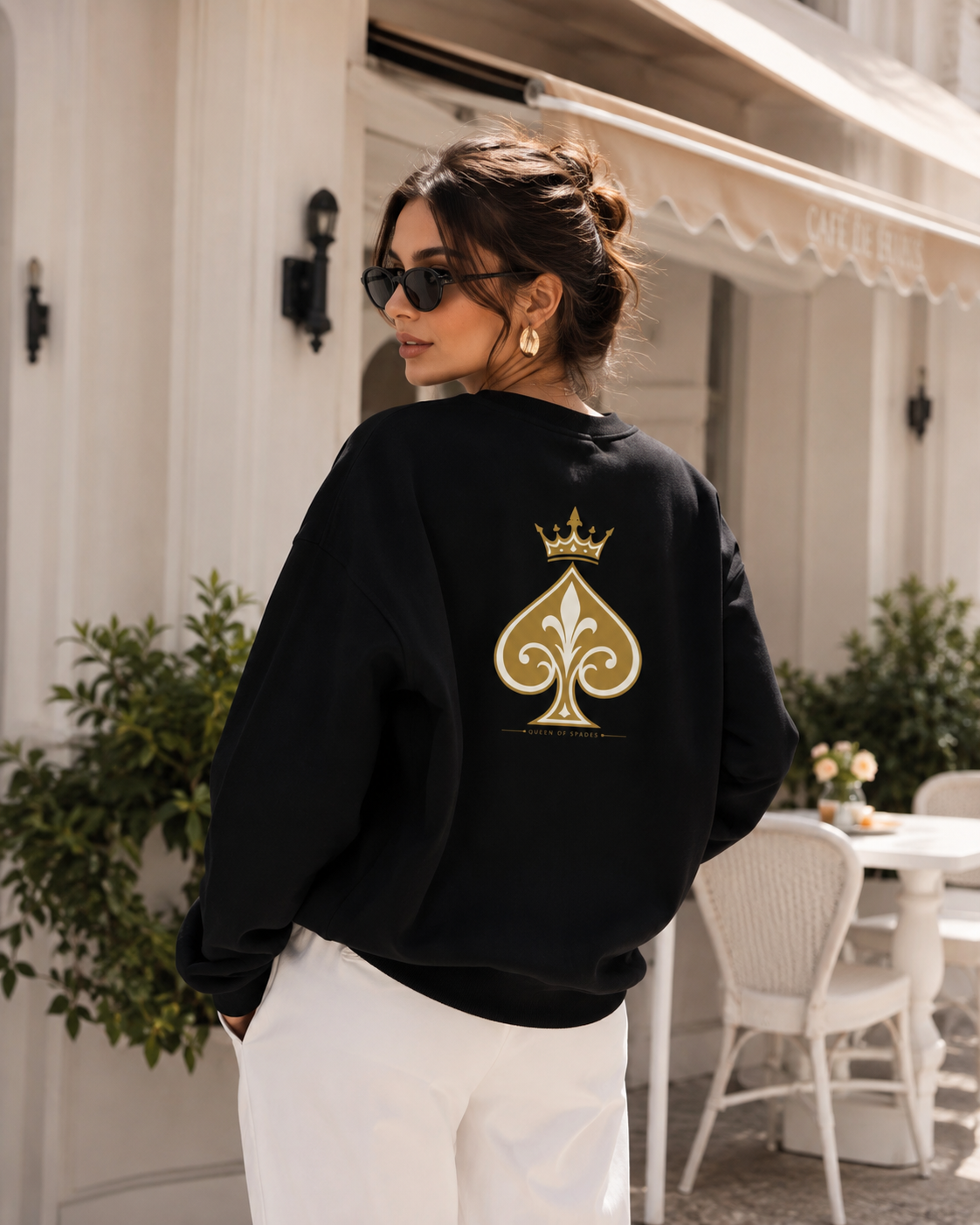 Queen of Spades Damen Bio-Sweatshirt mit rundem Ausschnitt und Pik Spade-Logo in modernem Streetwear-Stil