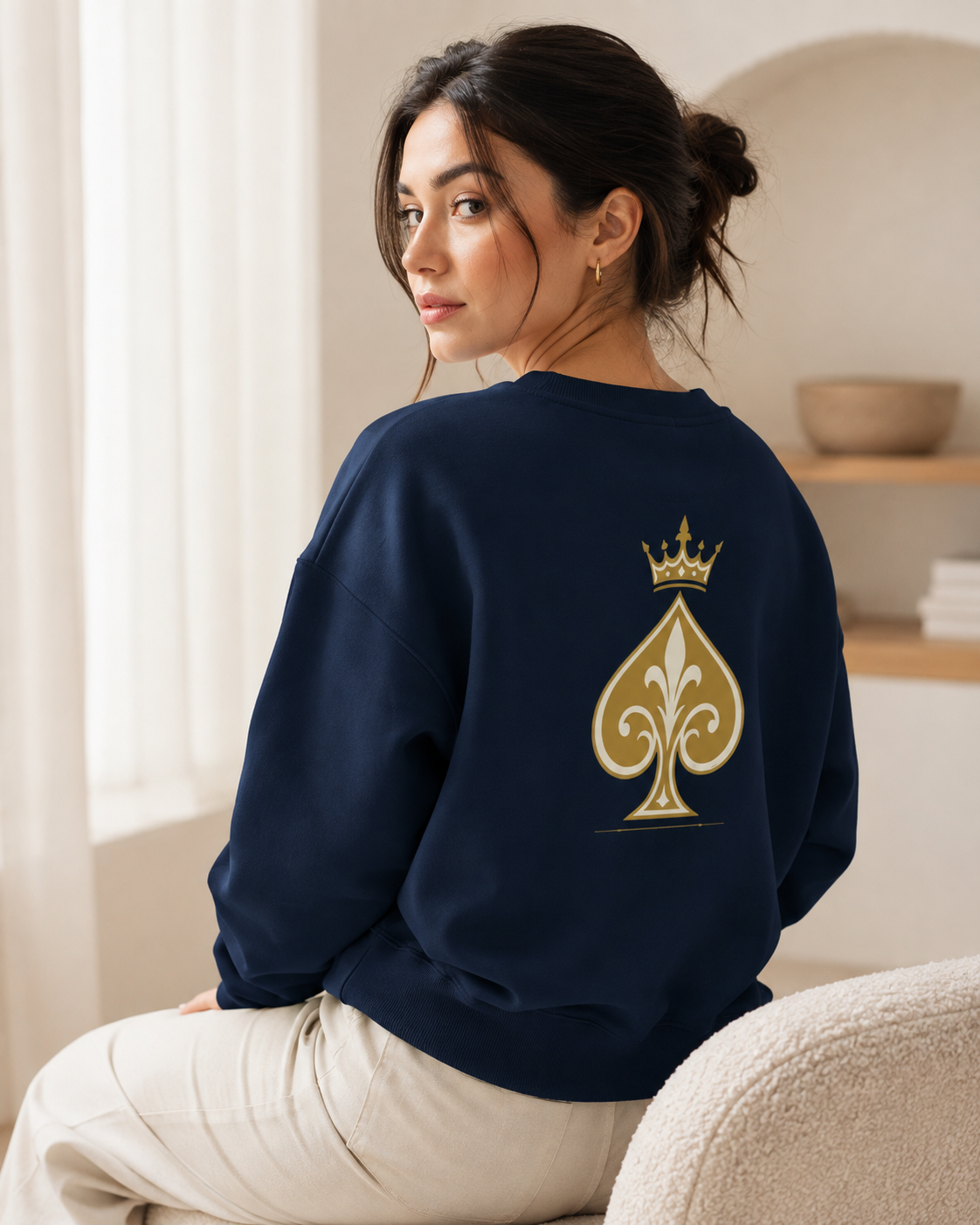 Queen of Spades Damen Bio-Sweatshirt mit Pik Spade-Logo und weicher Fleece-Innenseite in regulärer Passform