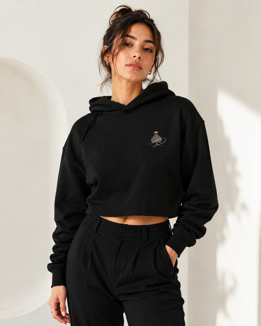 Damen Queen of Spades Cropped Hoodie mit weichem Fleece und dezentem Spade-Logo in modernem Streetwear-Design