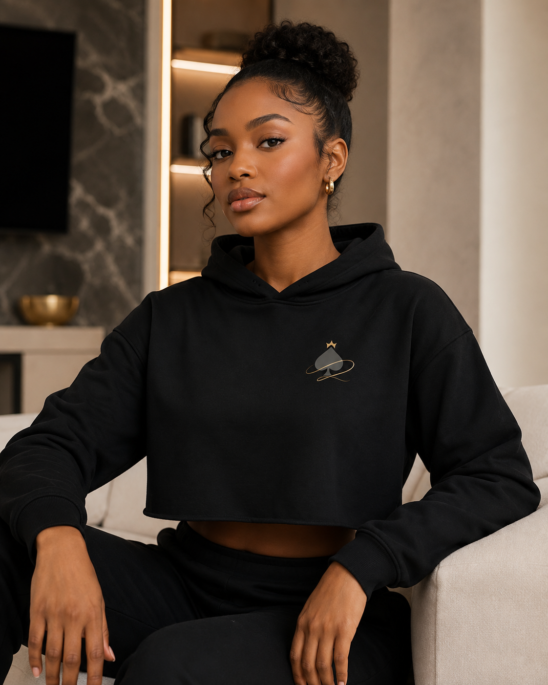 Damen Queen of Spades Hoodie in Cropped Fit mit dezentem Pik Spade-Logo und Kapuze in schwarz