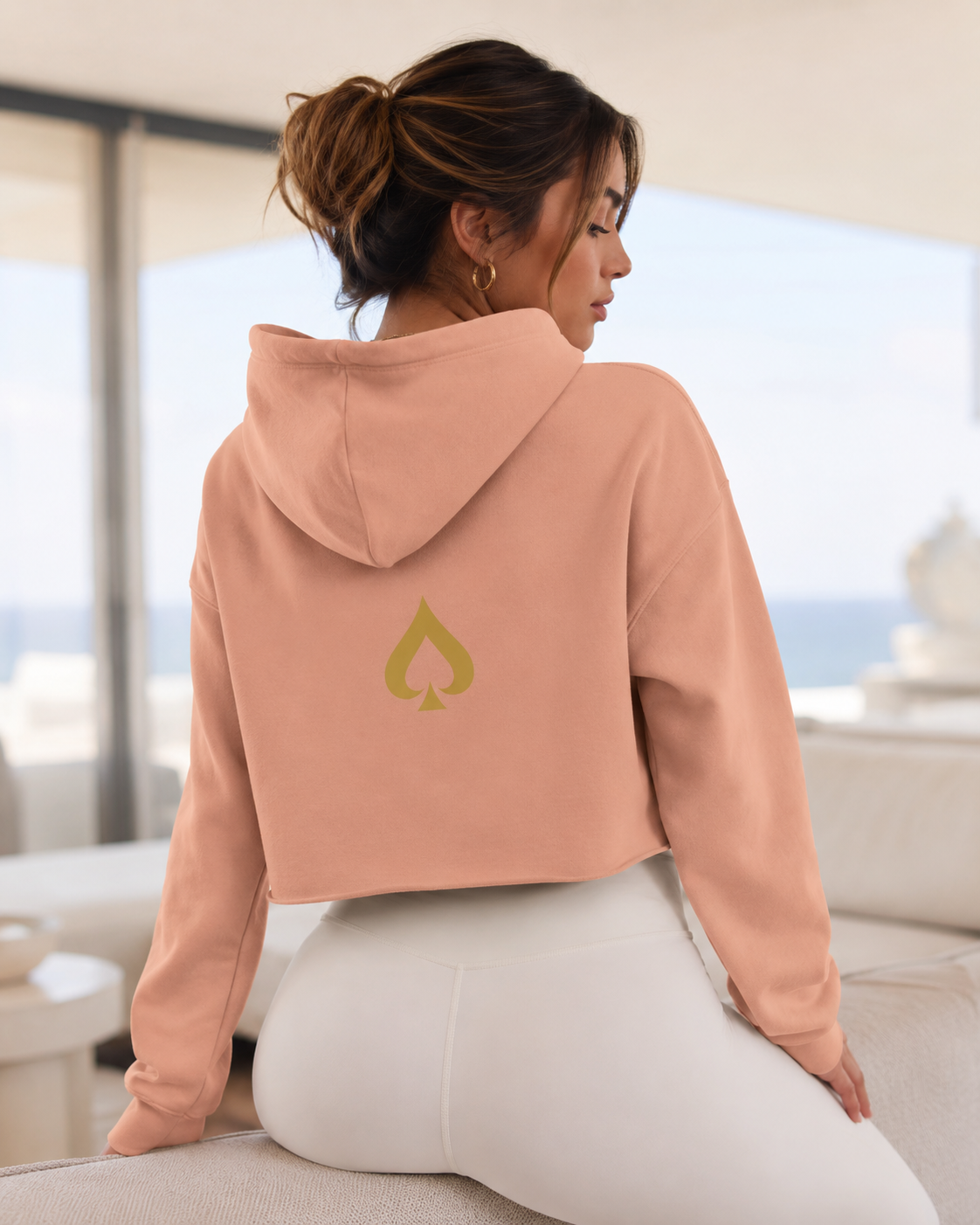 Damen Queen of Spades Hoodie in schwarz mit dezentem Spade-Logo und Cropped-Fit aus weichem Fleece
