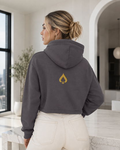 Queen of Spades Damen Hoodie in Cropped Fit mit Spade-Logo und Kapuze aus weichem Fleece