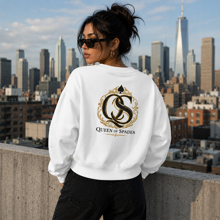 Queen of Spades Damen Sweatshirt mit rundem Hals und dezenter Pik-Spade-Logo in weichem Bio-Baumwolle-Fleece