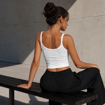 Queen of Spades Damen Micro-Rib Tank Top in Weiß mit Spade-Logo, körpernaher Stretch Fit, feine 1x1 Micro-Rib-Struktur und dicken Trägern