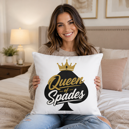 Weißes Queen of Spades Dekokissen mit schwarzem und goldenem Pik Spade-Logo, weicher Polyesterbezug und verdecktem Reißverschluss, ideal für Sofa und Wohnzimmer