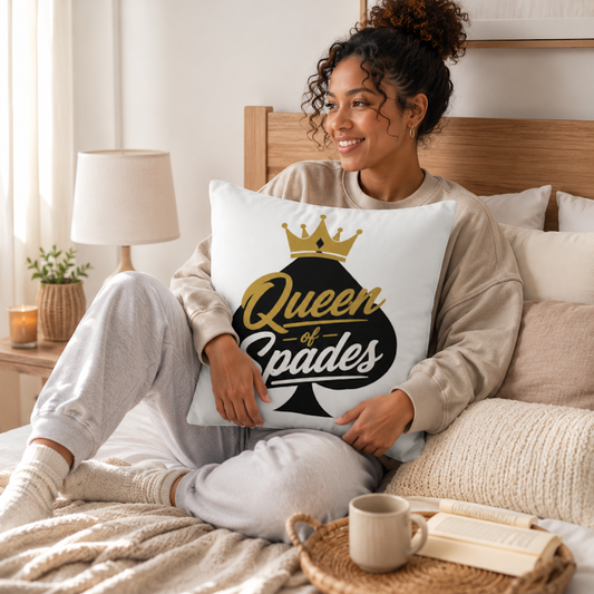 Queen of Spades Dekokissen mit schwarzem und goldenem Pik Spade-Logo auf weißem Polyesterbezug für Sofa und Wohnzimmer