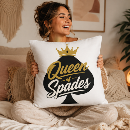 Queen of Spades Dekokissen mit schwarzem und goldenem Pik Spade-Logo auf weißem Polyesterbezug, quadratisch und bequem.