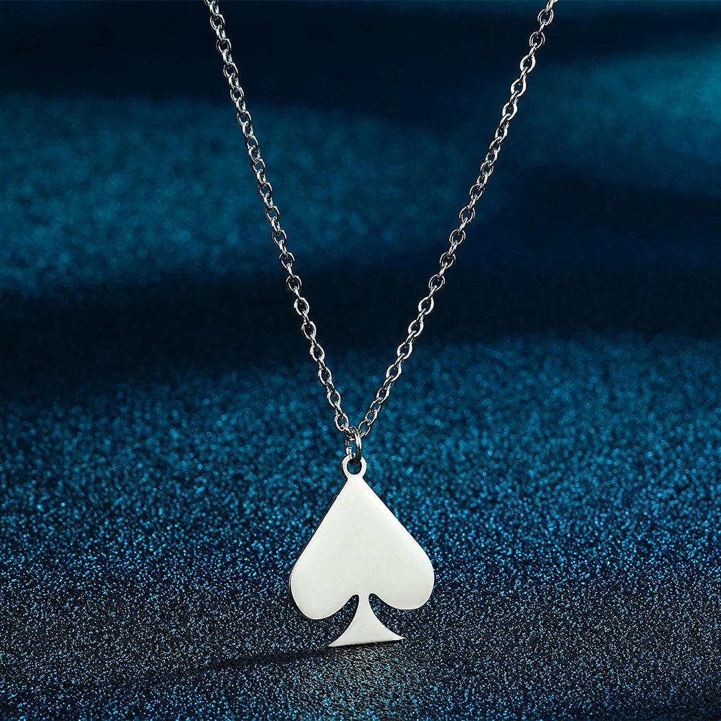 Silberfarbende Halskette mit Pik Symbol auf schwarzem Hintergrund ￼