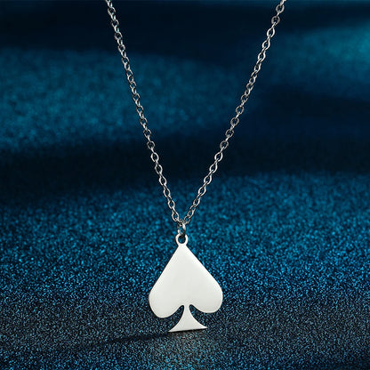 Silberfarbende Halskette mit Pik Symbol auf schwarzem Hintergrund ￼