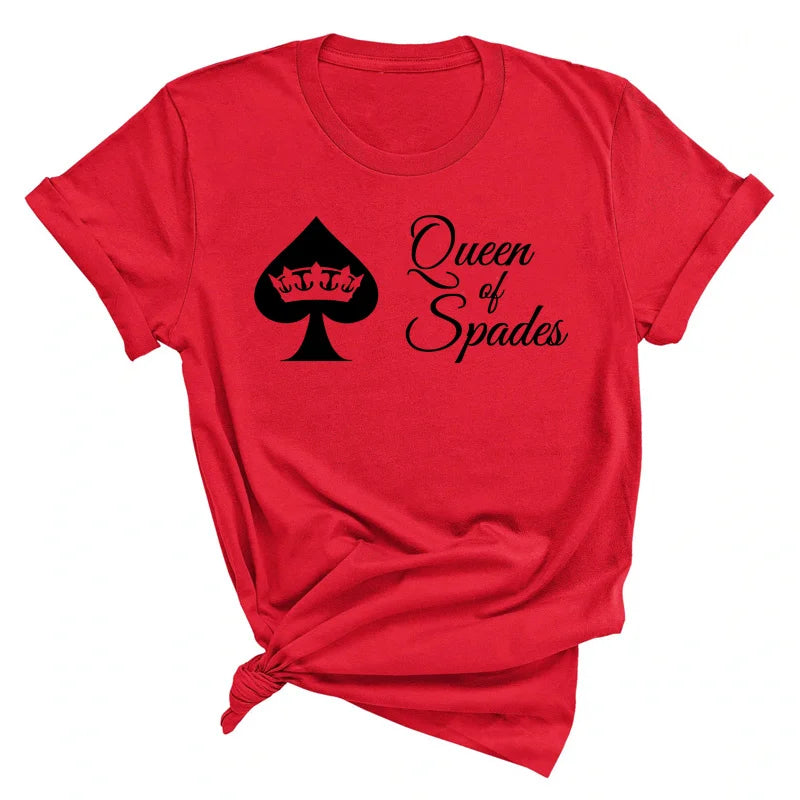 Rot T-Shirt mit Pik, und Krone Symbol und Queen of Spades Aufschrift 