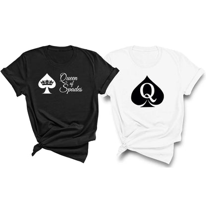 Schwarz und weißes T-Shirt auf weißem Hintergrund mit Pic, Symbol Q und Queen of Spades Aufschrift