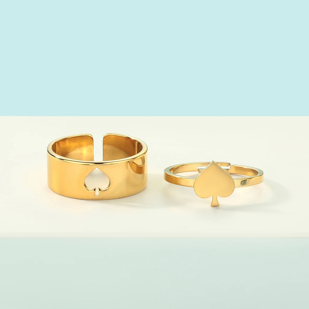 Queen of Spades Ring Gold liegend, weißer Hintergrund