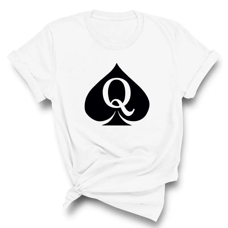  Weißes T-Shirt auf weißen Hintergrund mit Pik Symbol Q Pink T-Shirt auf weißen Hintergrund mit Pik Symbol Q