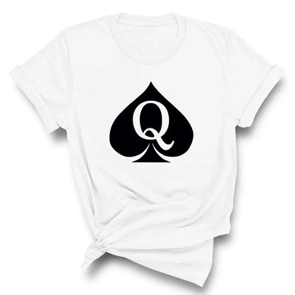  Weißes T-Shirt auf weißen Hintergrund mit Pik Symbol Q Pink T-Shirt auf weißen Hintergrund mit Pik Symbol Q