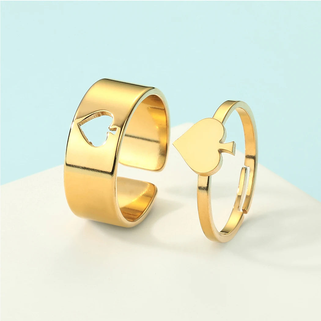 Goldener Pik Ring mit Pik Symbol Pärchen blauer Hintergrund für Sie und Ihn