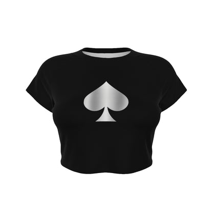 Silbernes Pik-Symbol auf der Brust eines schwarzen Queen of Spades Crop Tops aus Mikrofaser, figurbetont und luxuriös gestaltet.
