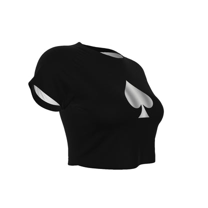 Silbernes Pik-Symbol auf der Brust eines schwarzen Queen of Spades Crop Tops aus Mikrofaser, figurbetont und luxuriös gestaltet. Seitlich