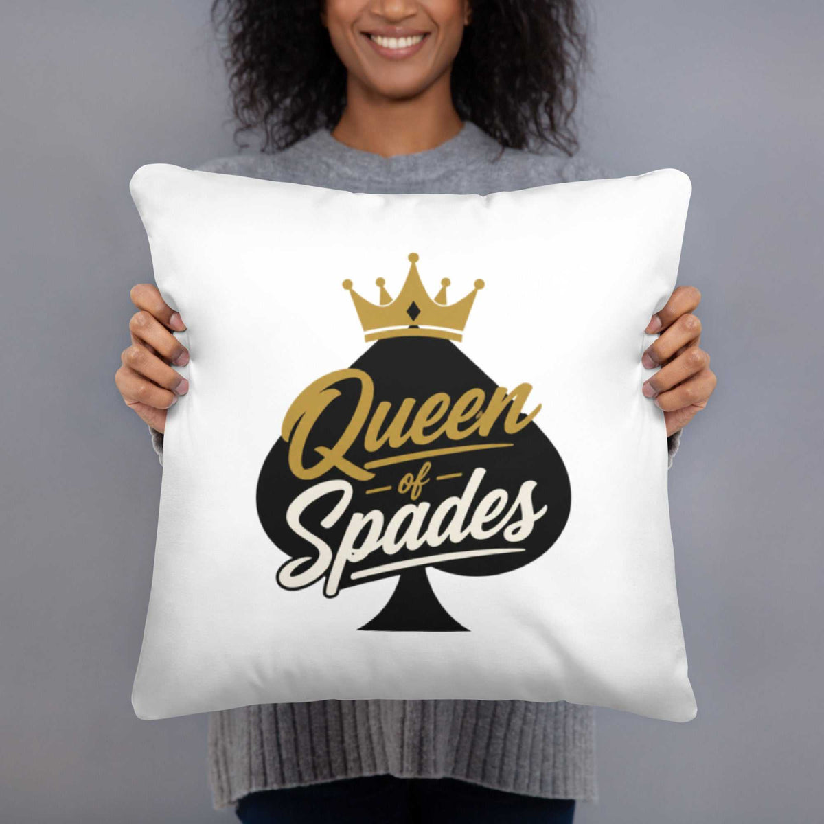 Weißes Queen of Spades Dekokissen mit schwarzem und goldenem Pik Spade-Logo, weicher Polyesterbezug, quadratisch, stilvolles Wohnaccessoire für Sofa und Bett