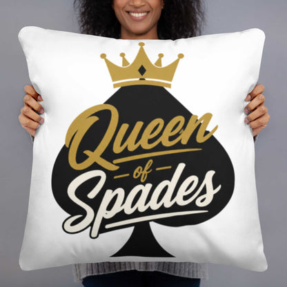 Queen of Spades Dekokissen mit schwarzem Pik Spade-Logo auf weißem Polyesterbezug